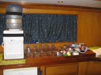 Foto der "Bar" der Firebird mit rund um die Uhr heißem Wasser, Tee und Kaffee sowie Limonaden und Bier aus dem Kühlschrank